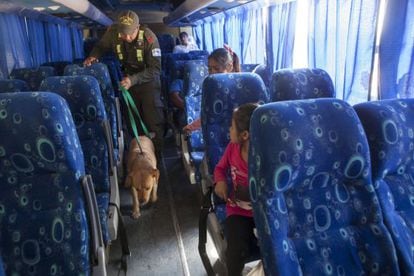 Un gendarme argentino controla con su perro si hay droga en un autocar que acaba de cruzar desde Bolivia.