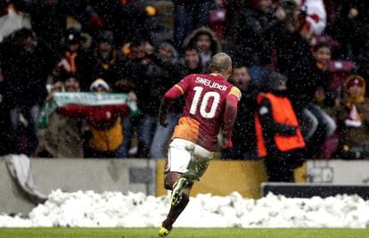 Sneijder celebra el gol que da el pase al Galatasaray. 