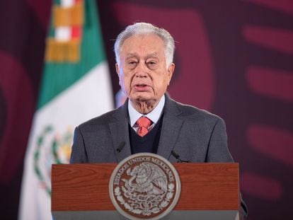 Manuel Bartlett habla durante la conferencia matutina de Presidencia, este jueves, en Ciudad de México.