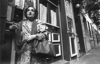 Maruja Mallo en una calle de Madrid, en 1983.