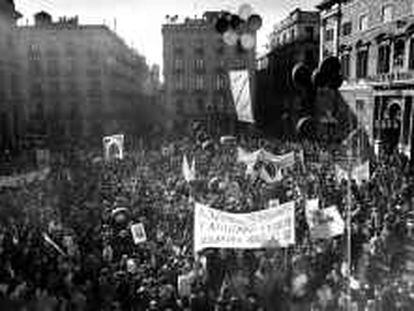 b 38204 (18/nov/00) -color-Manifestación de padres y alumnos a favor de la enseñanza pública. Llegada a Plaça Sant Jaume. -foto: Vicens Gimenez.