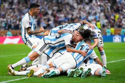 Los jugadores argentinos celebran el primer gol marcado de penalti por Lionel Messi. 