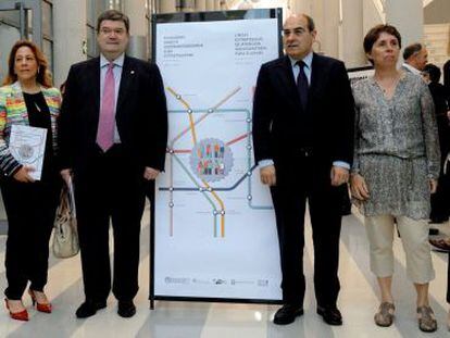 Representantes del Gobierno vasco, diputaciones y Eudel este lunes en la presentaci&oacute;n de las l&iacute;neas estrat&eacute;gicas en el &aacute;mbito sociosanitario hasta 2016. 