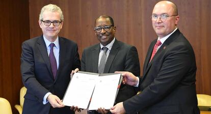 Pablo Isla, presidente de Inditex; Moussa Oumarou, director general Adjunto de Programas Exteriores y Alianzas de la OIT, y Valter Sanches, secretario general de la federación internacional de sindicatos IndustriALL Global Union.