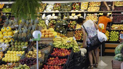 Espacio de fruta en un supermercado.