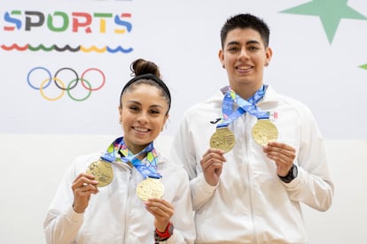 Paola Longoria y Eduardo Portillo con las medallas de oro en el podio de la competencia de ráquetbol en dobles mixtos