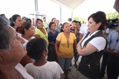 Rosario Robles (derecha) en una comunidad de Guerrero.