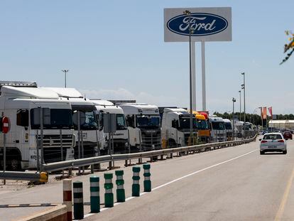 En la imagen, numerosos camiones de proveedores aparcados en la factoría de Almussafes, en junio.