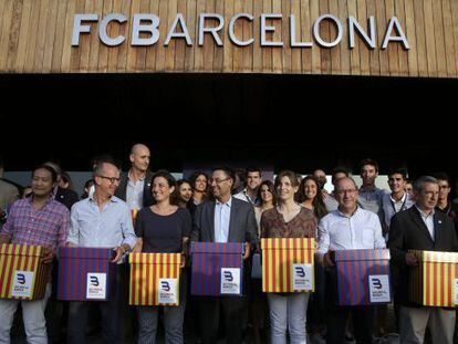 El candidato a la presidencia del FC Barcelona, Josep Maria Bartomeu, acompa&ntilde;ado por los miembros de su equipo.