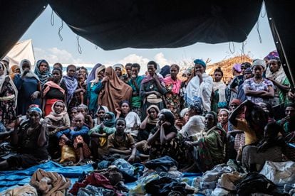 Un grupo de personas desplazadas que huyen de la violencia en la zona de Metekel, al oeste de Etiopía, se reúnen fuera de una carpa donde se distribuye ropa en un campamento en Chagni, Etiopía el pasado 26 de enero de 2021.