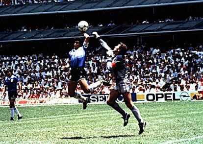 Partido de cuartos de final del Mundial de México 1986. Argentina 2-Inglaterra 1. En la foto, Maradona marca el gol conocido como la mano de Dios, por haberlo conseguido con la mano, ante el portero inglés Peter Shilton.