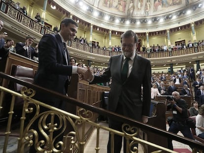 El entonces candidato a la presidencia del Gobierno, Pedro Sánchez, saluda al presidente saliente, Mariano Rajoy, tras perder este la moción de censura presentada contra él por el PSOE en 2018.