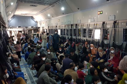 Los aviones militares españoles aprovechan al máximo sus capacidades de transporte para evacuar al mayor número de colaboradores afganos en el menor tiempo posible dentro del operativo Dubái-Kabul-Dubái.