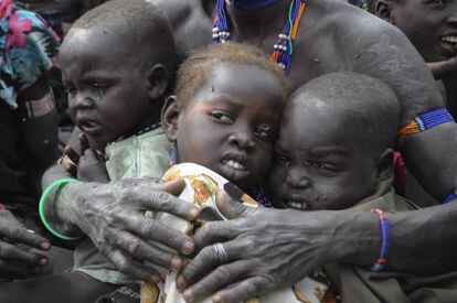 Tres ni&ntilde;os en un campamento de refugiados en Sud&aacute;n del Sur.