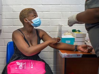 Una voluntaria recibe la segunda dosis de la vacuna de AstraZeneca, en Johannesburg (Sudáfrica), este lunes.