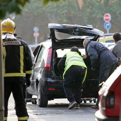 Agentes de policía inspeccionan el coche bomba colocado por ETA en Logroño