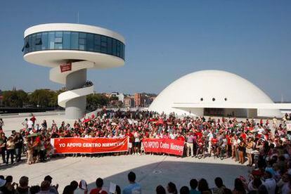 Varios miles de personas se manifiestan en el Centro Niemeyer de Avilés en defensa de la continuidad de la institución.