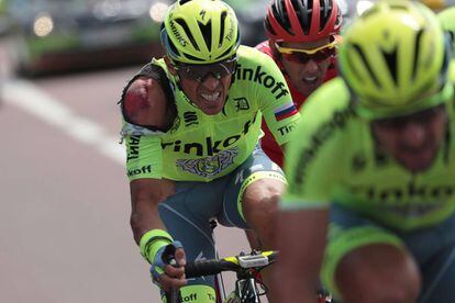Alberto Contador ha sufrido una caída a 78 kilómetros de la meta. Contador ha perdido el control de su bicicleta y ha caído junto a su compañero Michael V. Andersen y el corredor del equipo Sky Luke Rowe.