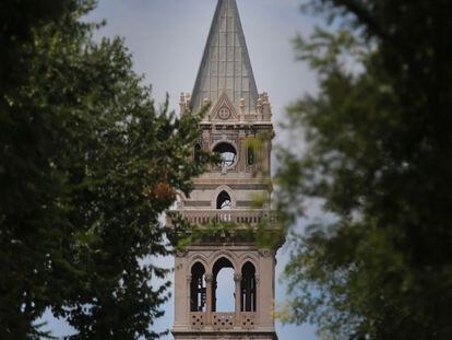 La torre, de 70 metros, erigida en 1902. 