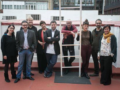 Integrantes de la revista Enderrock y la traductora Mary Ann Newman posan, ayer, junto a los escritores Mart&iacute;n Pi&ntilde;ol, David Cirici, Maria Cabrera, Oriol Canosa y Jenn D&iacute;az. 