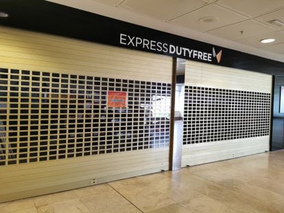 Una tienda de duty-free cerrada en el aeropuerto de Madrid-Barajas.