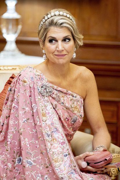 Además de vestir un traje espectacular, Máxima complementó su 'look' con valiosas joyas; pendientes, broche y diadema de diamantes.