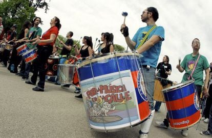 Protesta de m&uacute;sicos callejeros en el parque de El Retiro en abril de 2011.