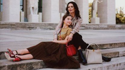 Catherine Zeta-Jones y Carys Douglas para Fendi.