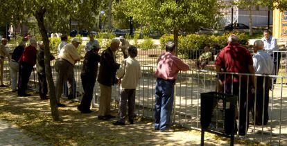 Un grupo de jubilados se re&uacute;nen en un parque para jugar a la petanca