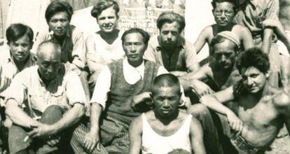 Brigadistas chinos junto a otros reclusos en un campo de internamiento. 