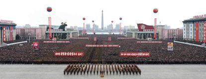 Fotografía difundida por la agencia oficial de noticias de Corea del Norte de un desfile en Pyongyang para celebrar el lanzamiento, el 7 de febrero, de un cohete de largo alcance.