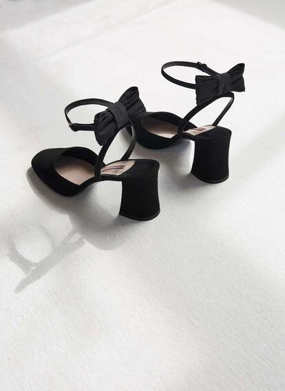 Zapato destalonado negro de tacón medio con detallede  lazo extraíble en la parte de atrás. Son de Uterqüe y cuestan 89 euros.