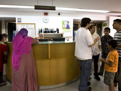 Inmigrantes atendidos en un centro de salud de Barcelona.