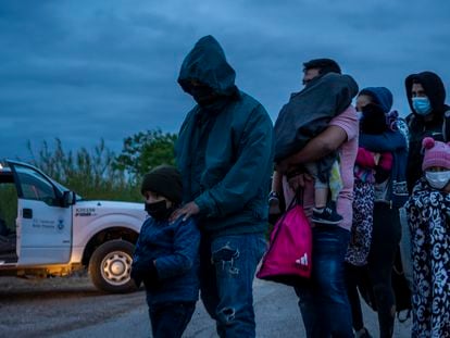 Familias migrantes originarias de Centroamérica se entregan a elementos de la patrulla fronteriza en La Joya, Texas, en abril pasado.