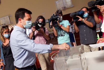 El candidato a la presidencia la Xunta de Galicia por el PSdeG-PSOE, Gonzalo Caballero, ejerce su derecho al voto en el colegio de los Salesianos en Vigo, con motivo de las elecciones autonómicas que se celebran, este domingo, en Galicia. 