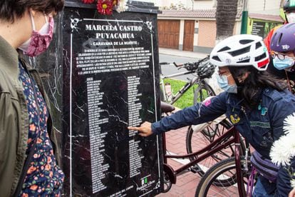 Katiuska Ojeda señala la placa en memoria de Marcela Castro Puyacahua, una heroína de la independencia peruana, que fue homenajeada por las ciclistas.