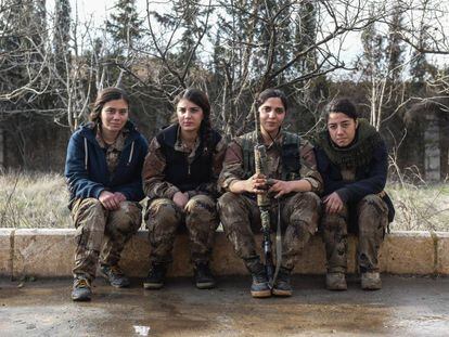 Milicianas kurdas que han combatido en el frente de Alepo, la semana pasada