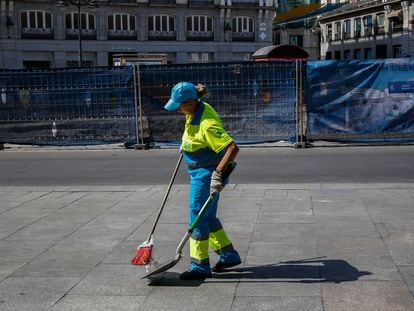 Una trabajadora de la limpieza de Madrid, en la Puerta del Sol, durante la mañana del martes.
