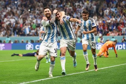 Julián Álvarez, celebrando su primer gol junto a Lionel Messi. 