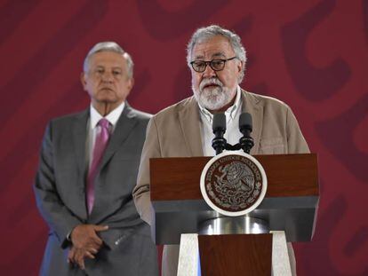 El subsecretario Encinas frente a López Obrador, en la conferencia de prensa.