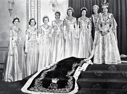 El 2 de junio de 1953 fue la fecha de la coronación de Isabel II, un evento que se preparó a lo largo de más de un año y que fue retransmitido por televisión, convirtiéndose en la primera coronación de la realeza difundida a nivel mundial. En la imagen, posa junto a sus damas de honor.