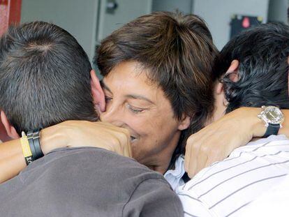 María Victoria Pinilla se abraza a sus hijos al salir ayer de prisión.