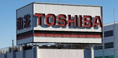 Un logo de Toshiba en un edificio de la compañía en Japón.