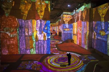 'Klimt y Viena, un siglo de oro y de colores': espectáculo multimedia en el que se utilizan un centenar de proyectores para la exhibición de las obras de Gustav Klimt (1862-1918), Egon Schiele (1890-1918) y Friedensreich Hundertwasser (1928-2000) sobre las paredes de las Canteras de Luces en Les Baux-de-Provence, Francia.