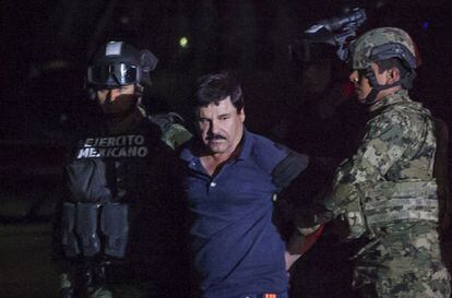 El Chapo Guzmán es escoltado por elementos de la Marina