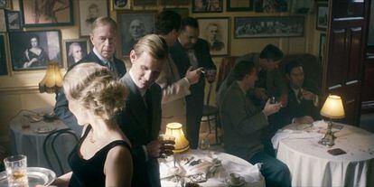 Fotograma de ‘The Crown’, la serie de Netflix que retrata qué acontecía en el club de caballeros al que acudía Felipe de Edimburgo.