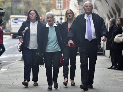 Los padres y hermana de la diputada laborista asesinada Jo Cox, llegan al tribunal de Justicia Old Baley para asistir al juicio.