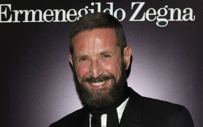 Stefano Pilati inaugurando una boutique de Ermenegildo Zegna en Beverly Hills, Los Ángeles.