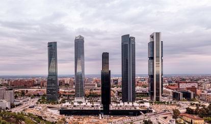 La nueva torre, en el centro de la imagen, es la quinta más alta de la capital: sus 50.000 metros cuadrados se dividen en 35 plantas. 