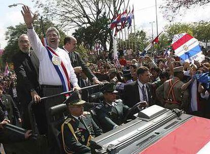 Fernando Lugo saluda a la multitud agolpada en las calles de Asunción tras asumir ayer la presidencia de Paraguay.